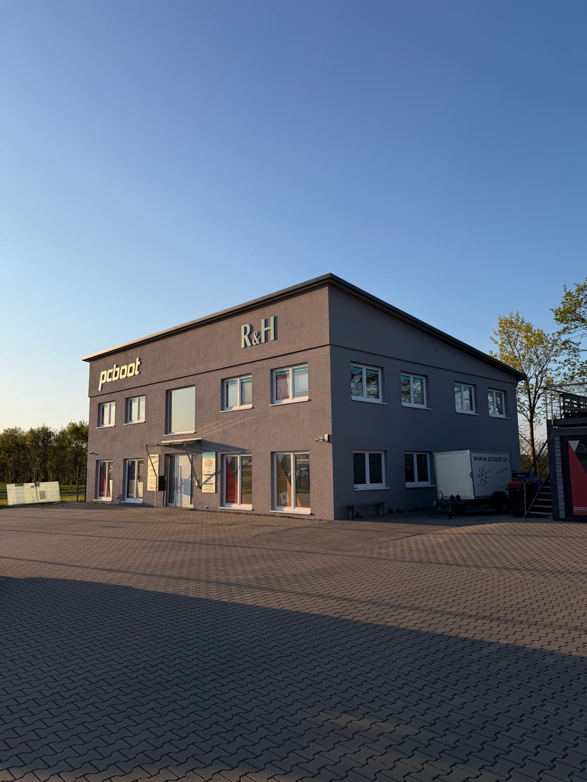 DMD Studio Gebäude in Salz – Frontalansicht